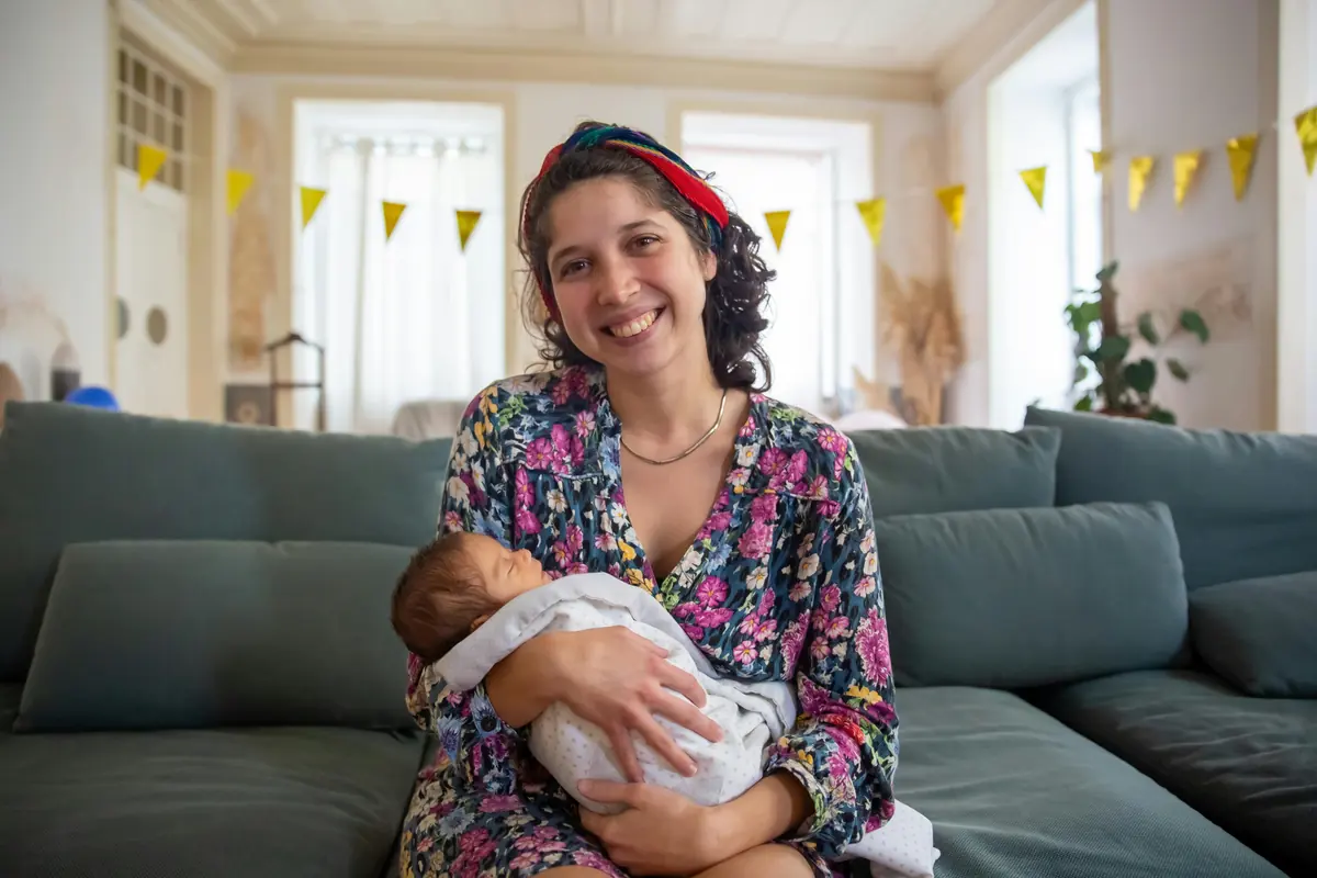 Mãe segurando seu bebê